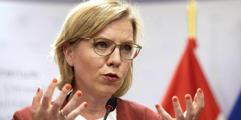 Klimaschutzministerin Leonore Gewessler ist in der Kritik: Sie «stellt sich über die Verfassung, weil sie es mit ihrer grünen Ideologie nicht vereinbaren kann, gesetzeskonform zu handeln.» - Foto: Alex Halada/APA/dpa