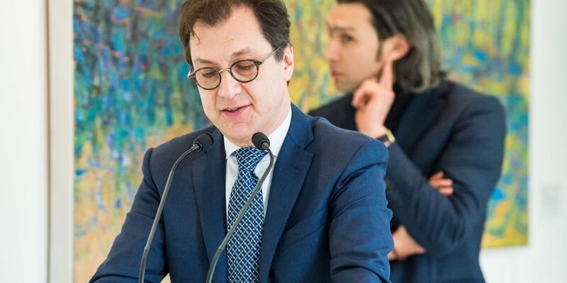 Intendant Serge Dorny (vorne) und Generalmusikdirektor Vladimir Jurowski im März 2018. - Foto: Lino Mirgeler/dpa