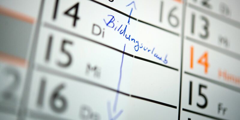 Große Unternehmen investieren pro Mitarbeiter weniger in die Weiterbildung als kleine Unternehmen, dabei können Großunternehmen eher von Kostenvorteilen profitieren. - Foto: Daniel Naupold/dpa