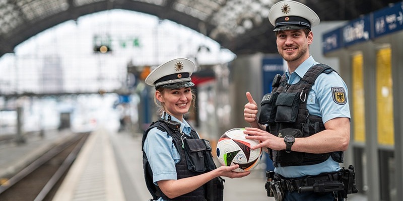 BPOLI MD: Anlässlich der Fußball-EM 2024 - Bundespolizei in Sachsen-Anhalt gibt Hinweise für sichere Reise mit der Bahn - Foto: presseportal.de