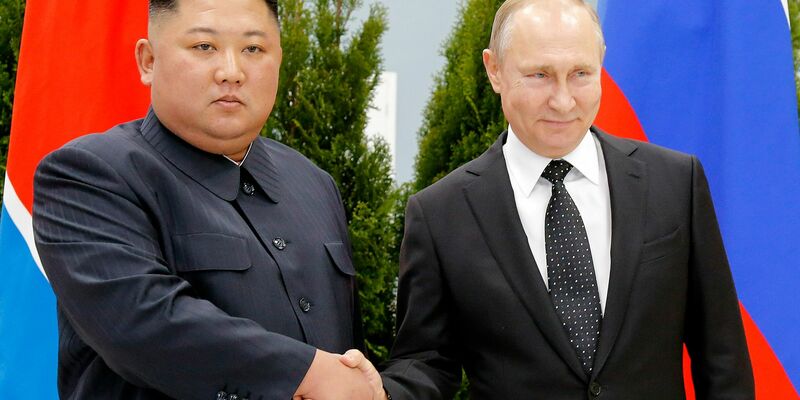 Russlands Präsident Wladimir Putin (r) will nach Angaben aus dem Kreml in das international isolierte Nordkorea reisen. Er trifft dort Kim Jong Un, wie schon hier 2019. - Foto: Alexander Zemlianichenko/AP Pool/dpa
