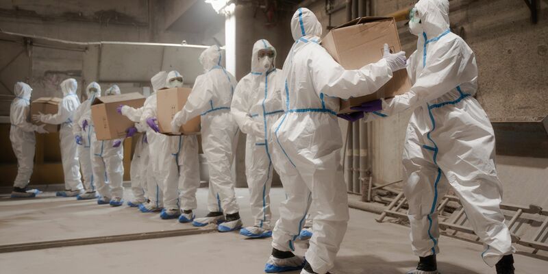 Polizisten in Schutzanzügen verladen sichergestelltes Kokain (unbekannter Aufnahmeort, unbekanntes Aufnahmedatum). - Foto: Innenministerium Baden-Württemberg/dpa