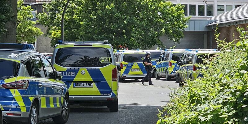 Zahlreiche Streifenwagen sind zu einem größeren Einsatz in Castrop-Rauxel ausgerückt. - Foto: Dean Klassen/7aktuell.de/dpa