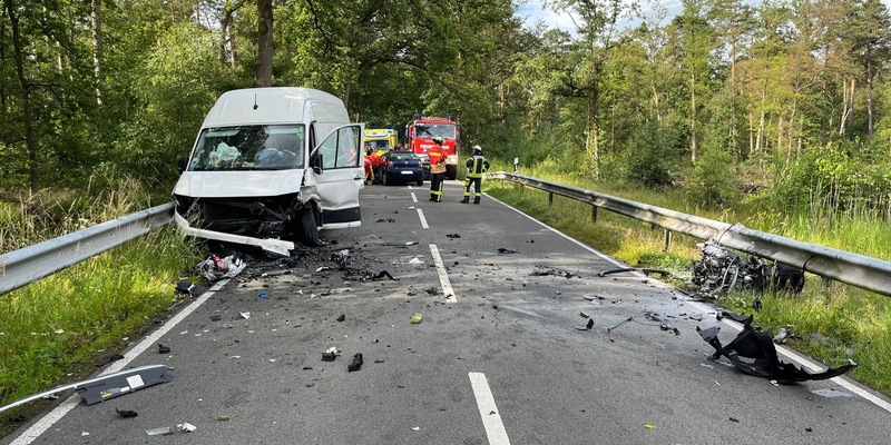 FW Lüchow-Dannenberg: +++ PKW kollidiert mit Transporter +++ Junge Frau bei Frontalzusammenstoß tödlich verletzt +++ Apple-Watch setzt Notruf ab +++ - Foto: presseportal.de