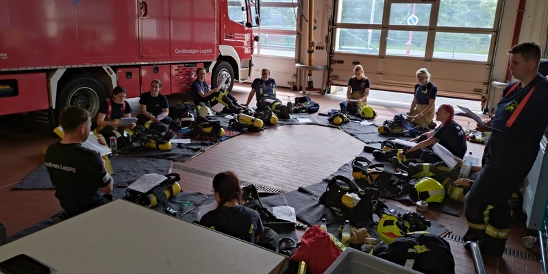 FW LK Leipzig: Lehrgang Atemschutzgeräteträger nur für Feuerwehrfrauen - Foto: presseportal.de