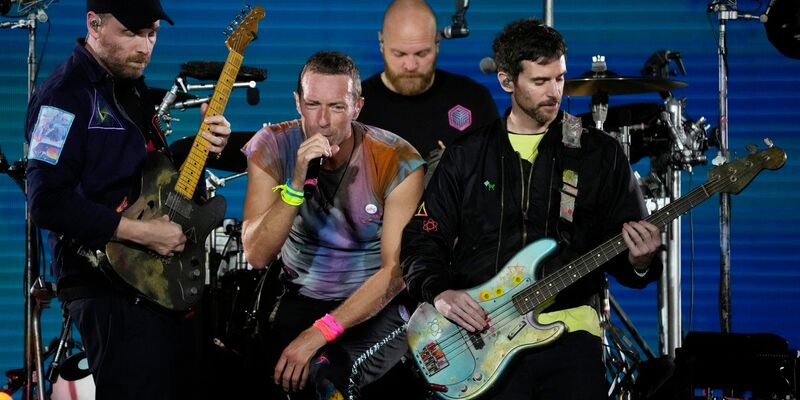 Das neue Album von Coldplay wird auch als Platte aus recycelten Plastikflaschen erscheinen. - Foto: Chris Pizzello/Invision/AP/dpa
