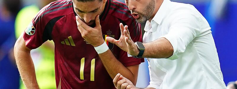 Trainer Domenico Tedesco (r) und Belgien unterlagen der Slowakei in Frankfurt überraschend. - Foto: Uwe Anspach/dpa