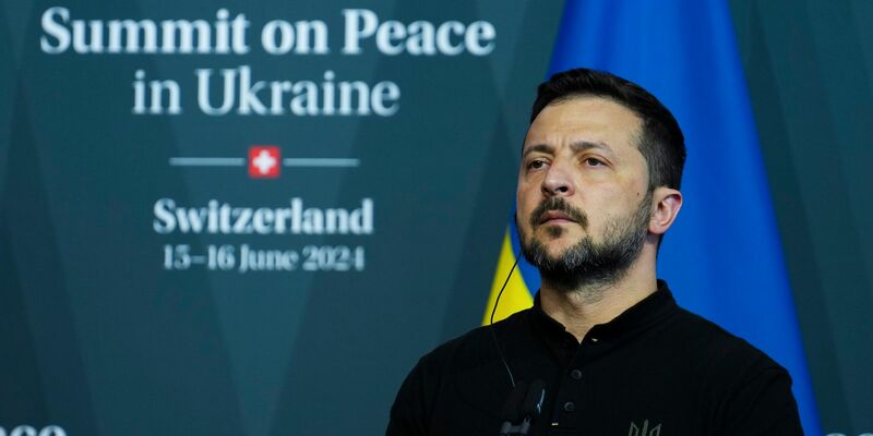 Der ukrainische Präsident Wolodymyr Selenskyj bei einer abschließenden Pressekonferenz nach der Ukraine-Friedenskonferenz. - Foto: Sean Kilpatrick/Canadian Press via ZUMA Press/dpa