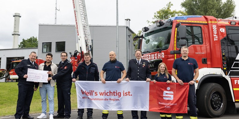 FW Marienheide: Feuerwehrfest in Marienheide mit buntem Programm - 3.000EUR Spende der Kreissparkasse Köln übergeben - Foto: presseportal.de