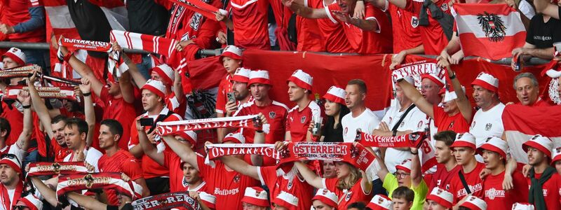 Die österreichischen Fans sorgten für eine gute Stimmung in Düsseldorf. - Foto: Fabian Strauch/dpa