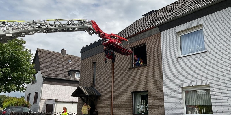 FW-DO: Rettung mit Drehleiter / Erkrankte Person wird mit der Drehleiter aus dem Haus transportiert - Foto: presseportal.de