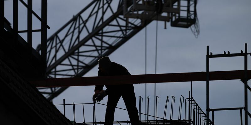 Die Situationen auf einer Baustelle sind oft etwas anders und weniger vorhersehbar als im Büro oder einer Fabrik - und das steigert die Unfallgefahr. - Foto: Soeren Stache/dpa