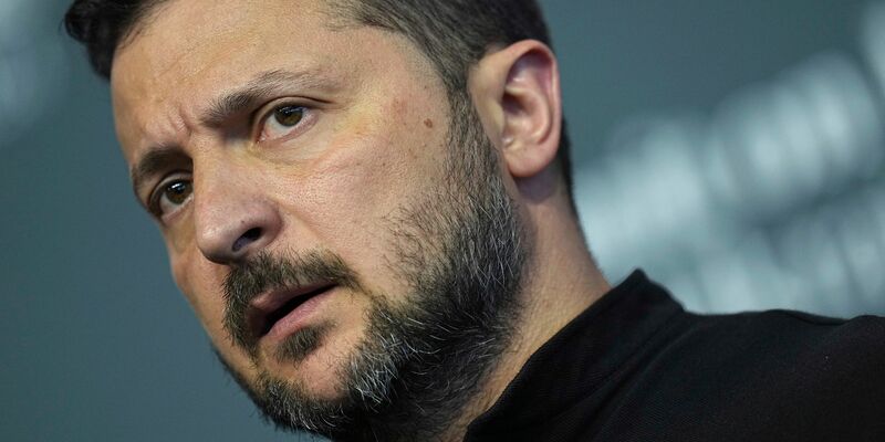 Selenskyj verteidigt das Verbot der mit Moskau verbandelten orthodoxen Kirche. (Archivbild) - Foto: Laurent Cipriani/AP/dpa