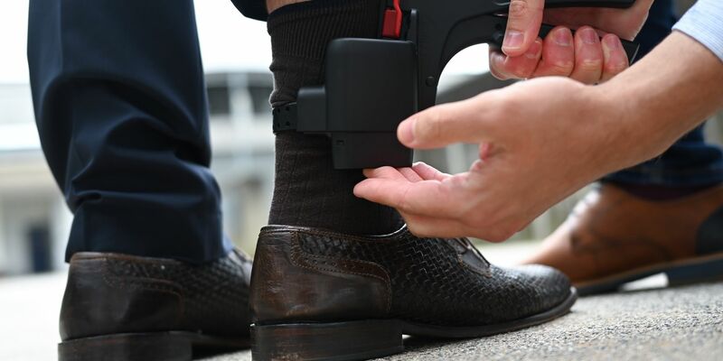 Die Fälle häuslicher Gewalt in Deutschland steigen stetig - das Tragen elektronischer Fußfesseln bei Kontaktverboten soll helfen. - Foto: Arne Dedert/dpa