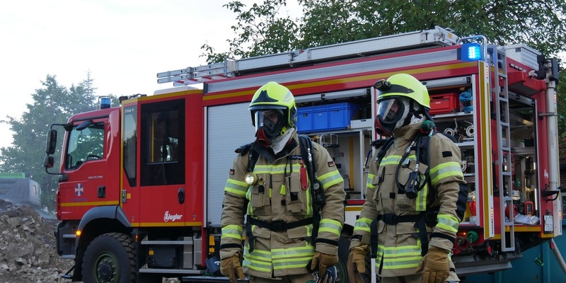 FW Celle: Bundeswehr-Feuerwehr und Feuerwehr Celle üben gemeinsam - Foto: presseportal.de