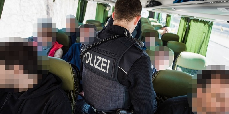 Bundespolizeidirektion München: Mit erschlichenem Visum zur EM/ Bundespolizei ertappt russischen Busreisenden - Foto: presseportal.de