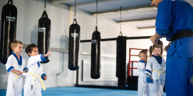 Falk Berberich und Robin Baumann vermitteln Kindern mit dem JUNIOR HEROES Konzept die Fähigkeiten der Selbstverteidigung und wichtige Lebenskompetenzen - Foto: presseportal.de