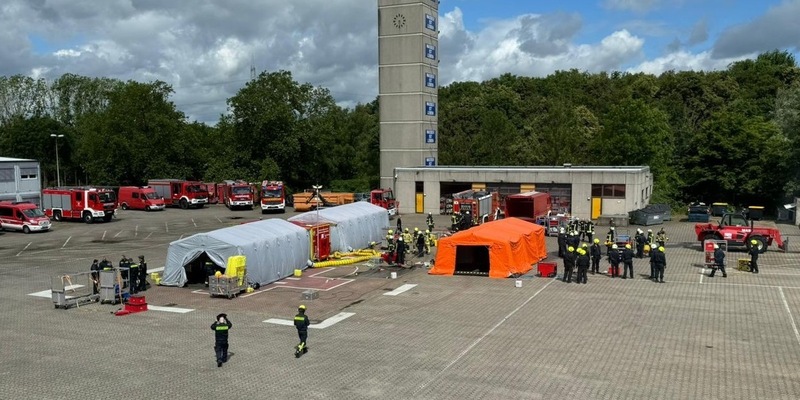 FW Moers: Dekontamination von verletzten Personen - Einsatzkräfte üben den Aufbau des Verletzten-Dekontaminationsplatz 50 NRW (Dekon V 50) - Foto: presseportal.de