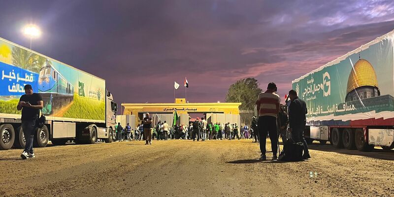 Der Grenzübergang Rafah in Ägypten: Mehr als 100.000 Palästinenser sind seit Kriegsbeginn ins benachbarte Ägypten geflüchtet. - Foto: Omar Aziz/AP/dpa