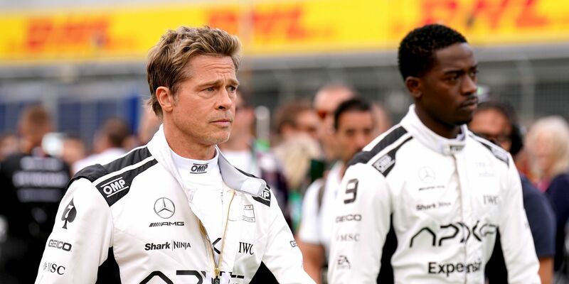 Brad Pitt (l) und Damson Idris spielen in dem Formel-1-Film, der in einem Jahr in die Kinos kommen soll. - Foto: Tim Goode/Press Association/dpa