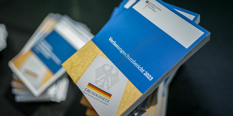 Den Verfassungsschutzbericht für 2023 stellten Bundesinnenministerin Nancy Faeser (SPD) und der Präsident des Bundesamtes für Verfassungsschutz, Thomas Haldenwang, im Sommer gemeinsam vor. (Archivfoto) - Foto: Kay Nietfeld/dpa