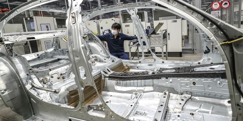 Autoproduktion im nordostchinesischen Shenyang. Laut dem Statitischen Bundesamt ist der chinesische Anteil an den Importen reiner Elektroautos zuletzt deutlich gestiegen. - Foto: Pan Yulong/XinHua/dpa
