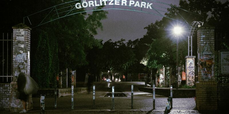 Während ihr vergangenes Album «Rap über Hass» (2021) mit verstörenden und brachialen Texten wieder mehr an die Anfänge der Gruppe erinnerte, mutet «Görlitzer Park» jetzt düsterer und ernüchterter an - mal mit melancholischen und mal auch mit tanzbaren elektronischen Beats. - Foto: Checkyourhead/dpa