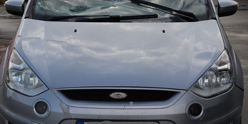 POL-HF: E-Scooter-Fahrer prallt gegen Windschutzscheibe - 18-Jähriger schwer verletzt - Foto: presseportal.de