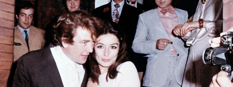 Anouk Aimée und Albert Finney nach ihrer standesamtlichen Hochzeit im August 1970 in London. - Foto: Eddie Worth/AP/dpa