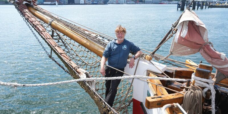 Der Polarforscher und Autor auf seinem Segelschiff «Dagmar Aaen». - Foto: Marcus Brandt/dpa