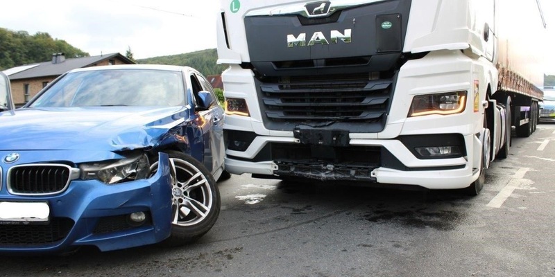 POL-SU: Lkw erfasst Pkw/Frau leicht verletzt - Foto: presseportal.de