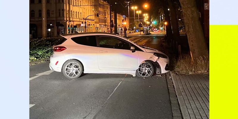 POL-DU: Alt-Hamborn: Alkoholisierter Autofahrer kollidiert mit einem Baum - Foto: presseportal.de