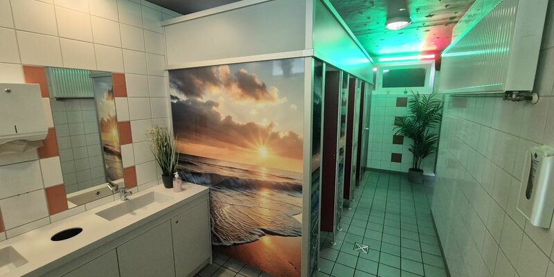 Blick in einen Toilettenbereich der Hellweg Realschule in Unna-Massen. - Foto: Sascha Thelen/dpa