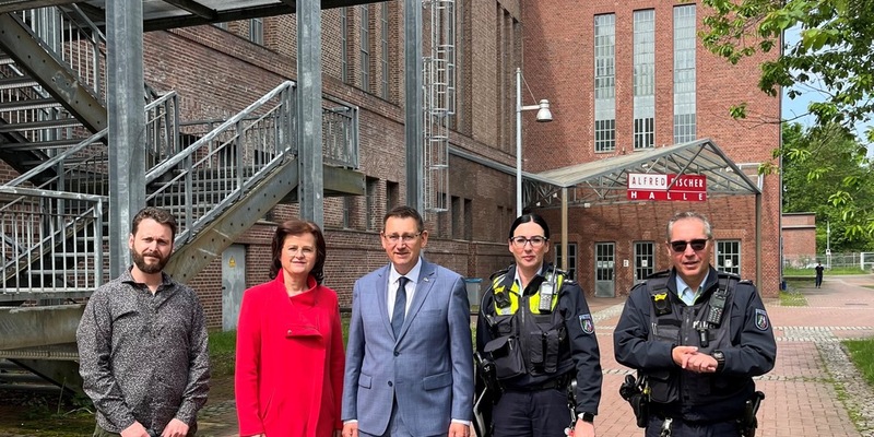 POL-HAM: Polizeipräsident besucht die Unterkunft für Flüchtlinge in der Alfred-Fischer-Halle - Foto: presseportal.de