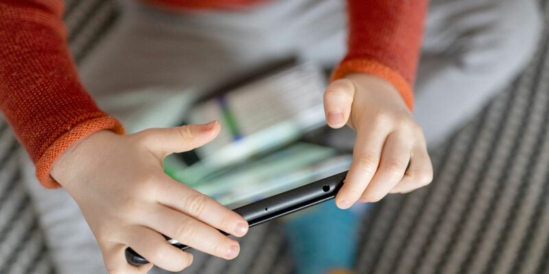 Ein Kleinkind mit Tablet. - Foto: Monika Skolimowska/dpa