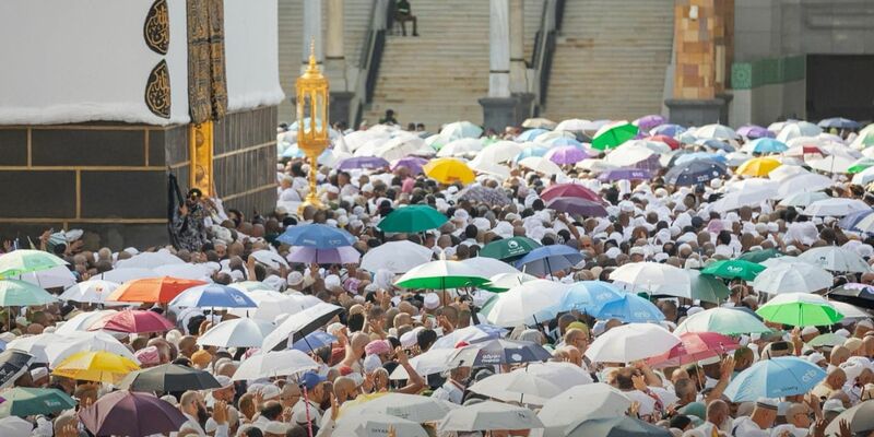 Muslimische Pilger umrunden die Kaaba  in der Großen Moschee während der Hadsch. - Foto: -/Saudi Press Agency/dpa