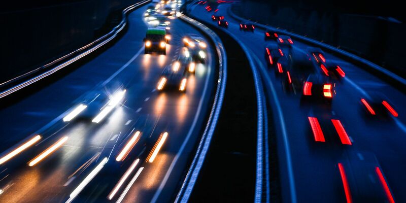Autonome Fahrzeuge sind einer Studie zufolge sicherer als menschliche Fahrer - meistens. - Foto: Christian Charisius/dpa