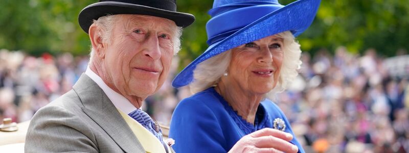 König Charles III. (l) und Königin Camilla kommen in einer Kutsche in Ascot an. - Foto: Alberto Pezzali/AP