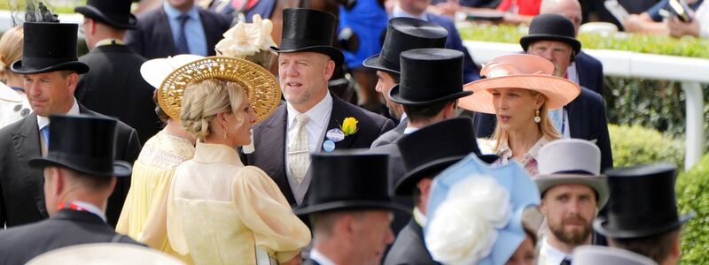 Zara Tindall, Tochter von Prinzessin Anne, kommt mit ihrem Mann Mike Tindall zum Pferderennen. - Foto: Jonathan Brady/PA Wire/dpa