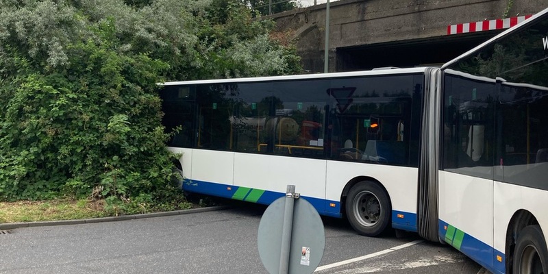 POL-DU: Friemersheim: Linienbus kollidiert mit Mauer - Foto: presseportal.de