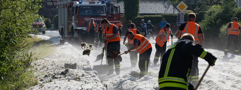 Innerhalb einer Viertelstunde überfluteten teils vier Zentimeter große Hagelkörner Straßen in Hildburghausen in Thüringen. - Foto: Steffen Ittig/NEWS5/dpa