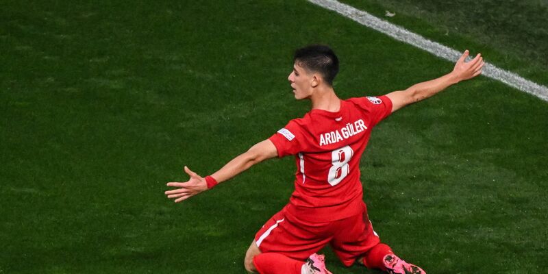 Traf sehenswert zum zwischenzeitlichen 2:1 der Türkei gegen Georgien: Arda Güler. - Foto: Julian Stratenschulte/dpa