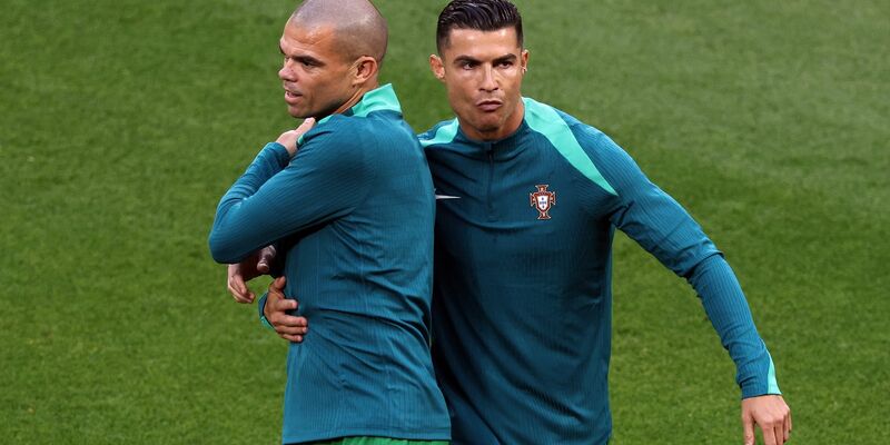 Haben EM-Geschichte geschrieben: Die Portugiesen Pepe (l) und Cristiano Ronaldo. - Foto: Jan Woitas/dpa