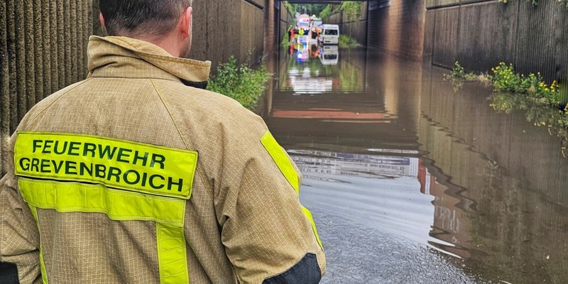 FW Grevenbroich: Überflutungen nach Starkregen in Grevenbroich / Personen in PKW vom Wasser eingeschlossen / Überörtliche Hilfe im Einsatz - Foto: presseportal.de