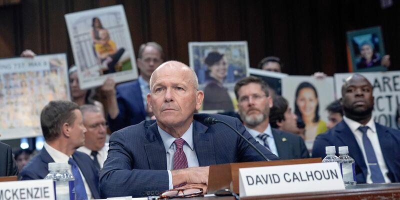 Dave Calhoun steht seit Anfang 2020 an der Boeing-Spitze und verlässt den Posten zum Jahresende. - Foto: Mariam Zuhaib/AP