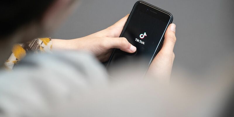 Tiktok wehrt sich in den USA gegen ein Gesetz, das einen Eigentümerwechsel erzwingen soll. - Foto: Hannes P Albert/dpa