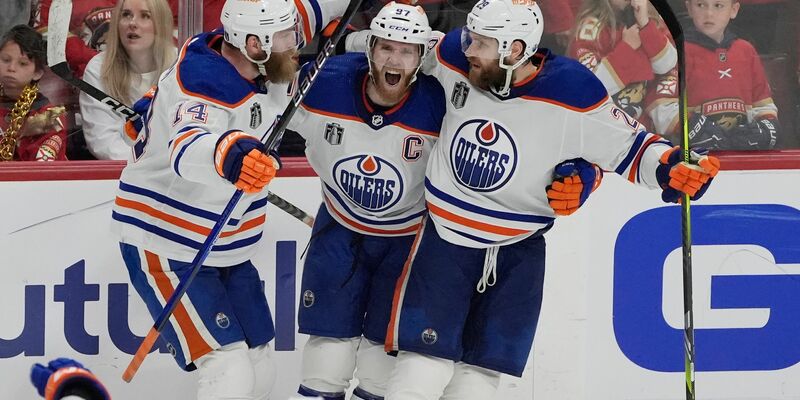 Spieler des Spiels war Connor McDavid (M.), der an vier Toren der Oilers direkt beteiligt war. - Foto: Rebecca Blackwell/AP