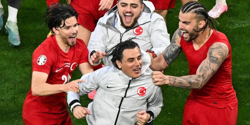 Geburtstagskind Vincenzo Montella (M.) wurde von seinen Spielern nach dem Sieg gefeiert. - Foto: Julian Stratenschulte/dpa