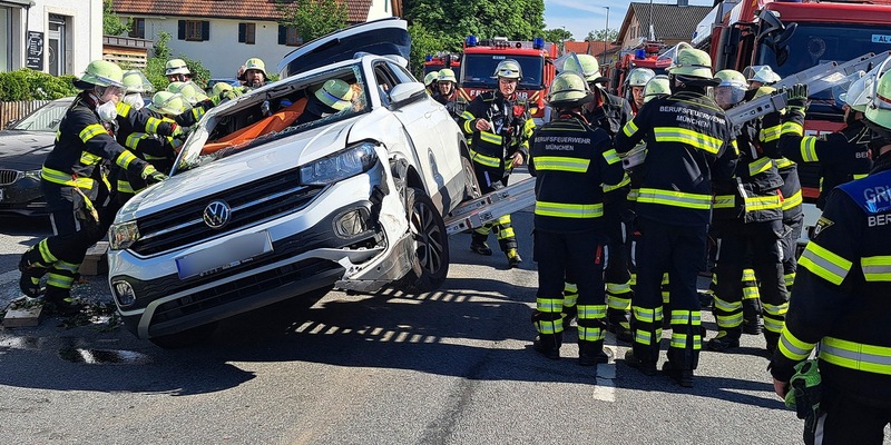 FW-M: Fahrzeug umgekippt (Allach) - Foto: presseportal.de
