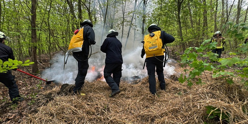 FW-EN: WaldbrandĂĽbung - Erst Theorie dann Praxis im Wald - Foto: presseportal.de